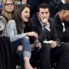 Katie Holmes e seu agente, Adam Schweitzer, cochicharam e fizeram piadas ao longo da partida de basquete