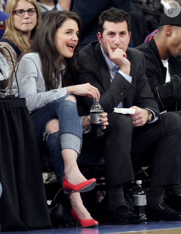 Katie Holmes e seu agente, Adam Schweitzer, cochicharam e fizeram piadas ao longo da partida de basquete