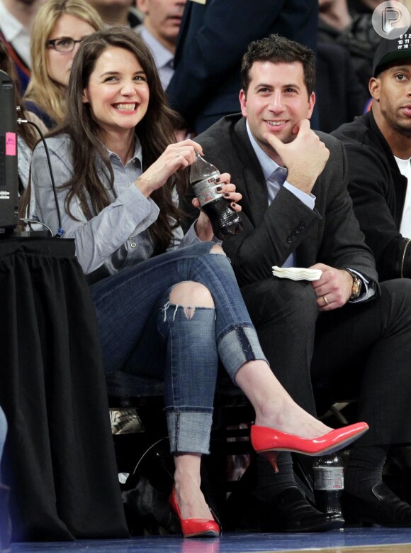 Katie Holmes, acompanhada por seu agente, Adam Schweitzer, assiste ao jogo dos Knicks contra o Golden State Warriors no Madison Square Garden, em Nova York, em 27 de fevereiro de 2013