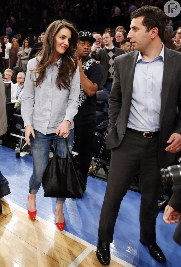 Katie Holmes e o seu agente, Adam Schweitzer, conversam muito durante o jogo dos Knicks contra o Golden State Warriors no Madison Square Garden, em Nova York