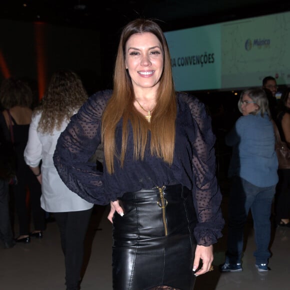 Corpo de Simony chamou atenção em foto com filhos