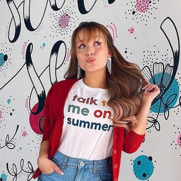 Live de Larissa Manoela terá caráter beneficente para entidades do Paraná e de São Paulo: 'Vamos receber doações durante a live e reverteremos em mantimentos, roupas, remédios, álcool em gel'