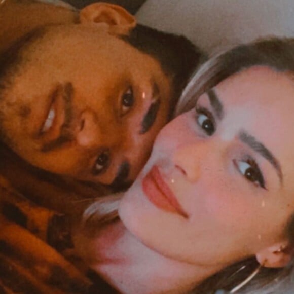 Gabriel Medina e Yasmin Brunet exibem tatuagem igual nas mãos