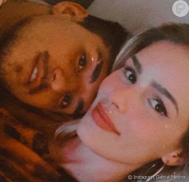 Gabriel Medina e Yasmin Brunet exibem tatuagem igual nas mãos