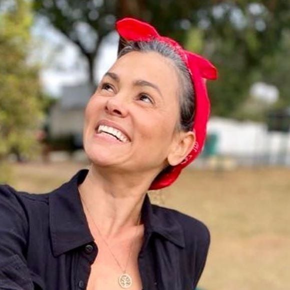 Suzana Alves admite que no início ver o cabelo embranquecer mexeu com a autoestima