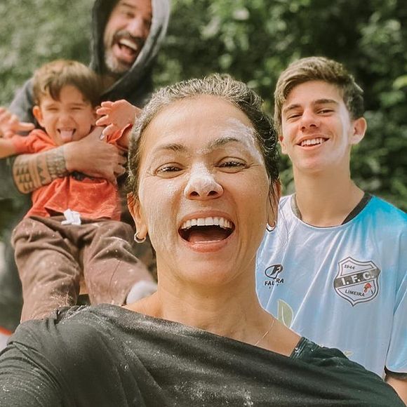 Suzana Alves ganhou apoio do marido, Flávio Saretta, do filho, Benjamin, e do enteado ao assumir cabelo branco: 'Me respeitaram'