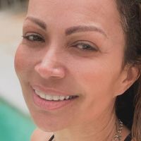 Solange Almeida posa de maiô em dia de piscina e web elogia: 'Perfeita'