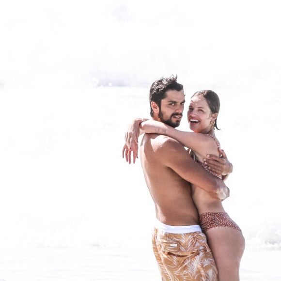 Agatha Moreira e Rodrigo Simas testam equilíbrio juntos em vídeo e agitam internautas