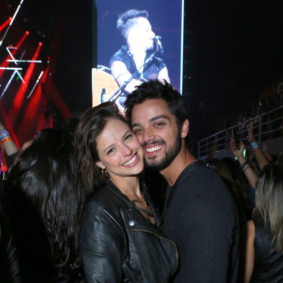 Agatha Moreira e Rodrigo Simas estão passando a quarentena juntos