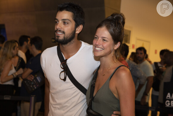 Agatha Moreira e namorado, Rodrigo Simas, agitam web por equilíbrio em vídeo: 'Casal elástico'