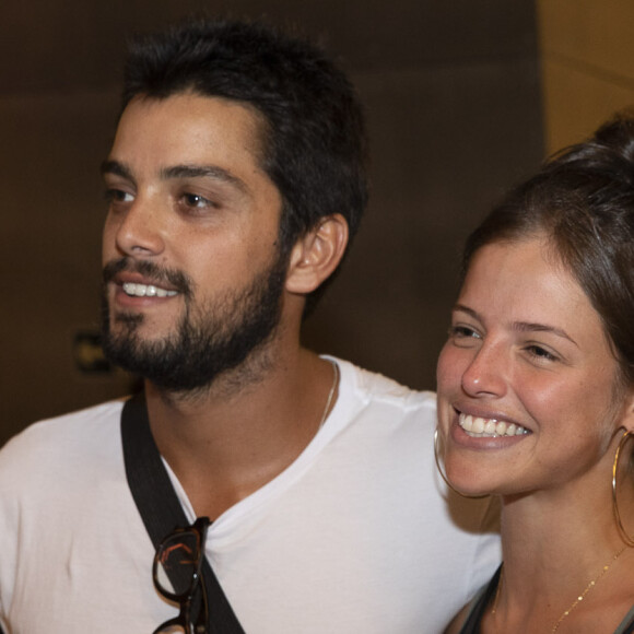 Agatha Moreira e namorado, Rodrigo Simas, agitam web por equilíbrio em vídeo: 'Casal elástico'