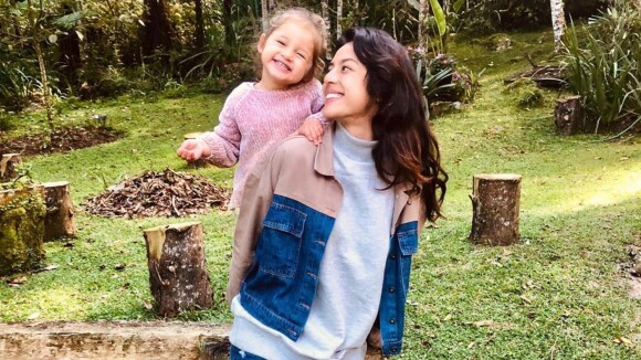 Yanna Lavigne detalha rotina com filha na quarentena: 'Adaptada na zona rural'