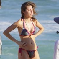 Bruna Hamu, protagonista de 'Malhação', grava cena de biquíni na praia