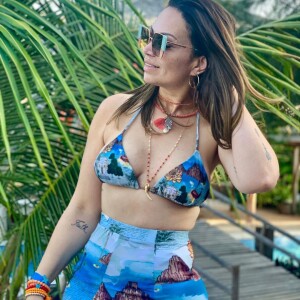 Solange Almeida é elogiada pelas fotos sem make e de biquíni