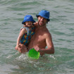 Filha de José Loreto usa maiô com estampa de frutas em praia com o ator. Fotos!