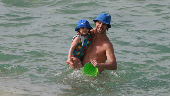 Filha de José Loreto usa maiô com estampa de frutas em praia com o ator. Fotos!