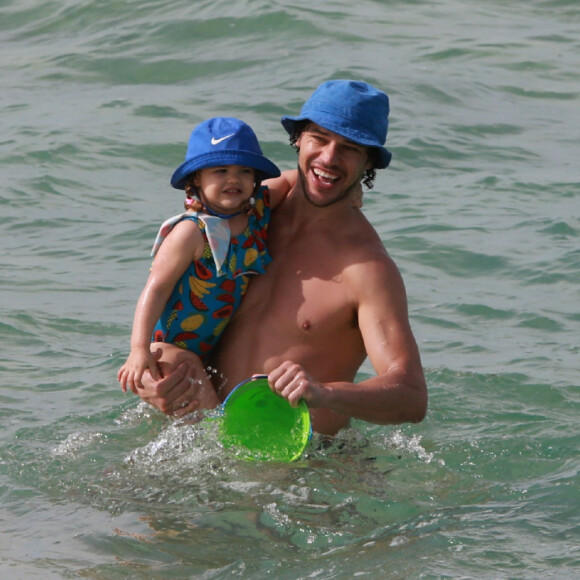 José Loreto vai à praia e diverte filha no Rio de Janeiro nesta terça-feira, 23 de junho de 2020