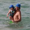 José Loreto leva a filha para tomar banho de mar em praia no Rio de Janeiro