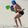 José Loreto brinca com a filha, Bella, em praia carioca