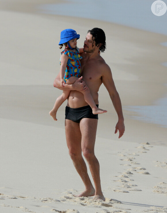 De sunga, José Loreto deixa corpo à mostra em praia com a filha