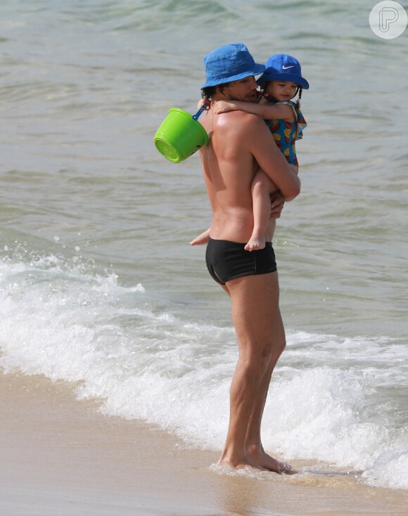 José Loreto segura filha, Bella, no colo em praia do Rio de Janeiro