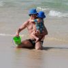 José Loreto curte praia com a filha, Bella, de 2 anos