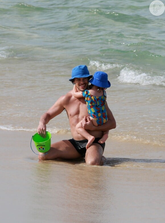 José Loreto curte praia com a filha, Bella, de 2 anos