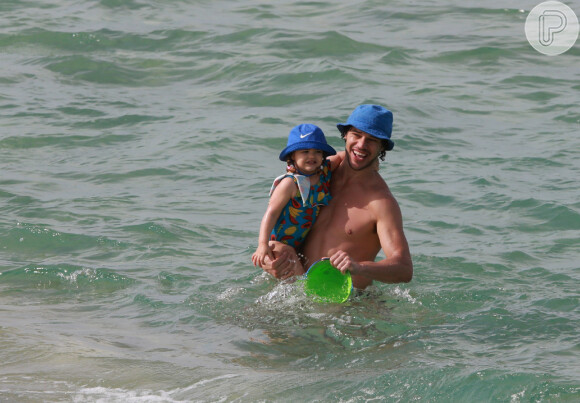 José Loreto curte mergulho no mar com a filha, Bella