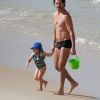 José Loreto leva filha, Bella, à praia no Rio de Janeiro