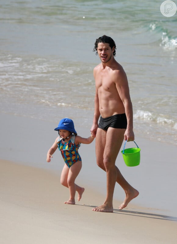 José Loreto leva filha, Bella, à praia no Rio de Janeiro