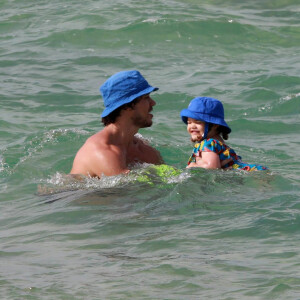 José Loreto e a filha, Bella, são fotografados em praia do Rio de Janeiro