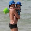 José Loreto aproveita sol no Rio de Janeiro para curtir praia com a filha