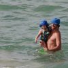José Loreto dá mergulho no mar com a filha, Bella, de 2 anos