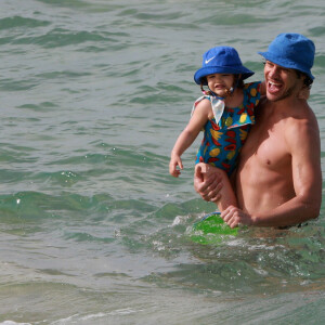 José Loreto dá mergulho no mar com a filha, Bella, de 2 anos