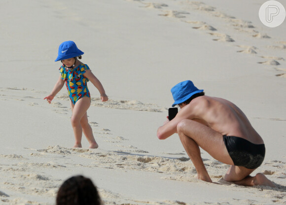 José Loreto faz foto da filha, Bella, em praia do Rio de Janeiro