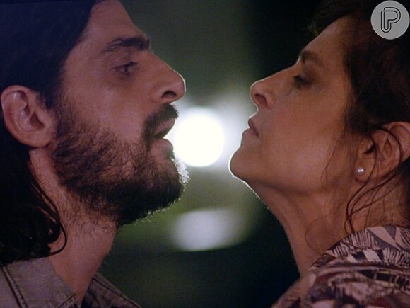 Jairo (Julio Machado) ajuda Cora (Drica Moraes) a se livrar do corpo de Fernando (Erom Cordeiro), em 'Império'