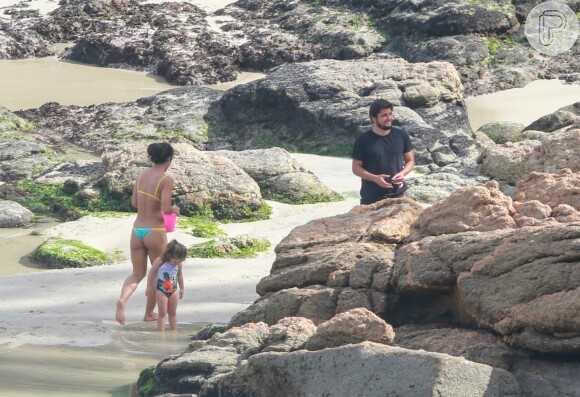 Bruno Gissoni foi fotografado com a família em dia na praia