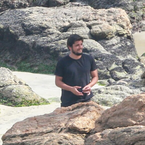 Bruno Gissoni foi fotografado com a família em dia na praia