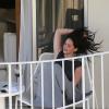 Jennifer Lawrence é fotografada descabelada em varanda de um hotel do Havaí