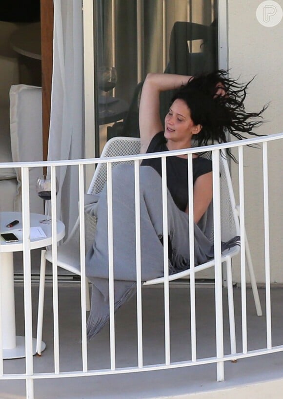 Jennifer Lawrence é fotografada descabelada em varanda de um hotel do Havaí