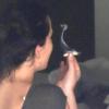 Jennifer Lawrence fuma cigarro suspeito em hotel do Havaí, nos Estados Unidos, em 27 de fevereiro de 2013