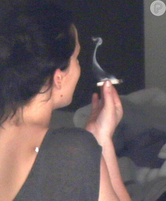 Jennifer Lawrence fuma cigarro suspeito em hotel do Havaí, nos Estados Unidos, em 27 de fevereiro de 2013