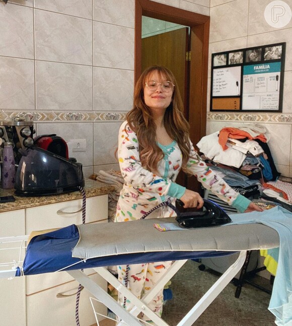 Larissa Manoela tem ajudado nas tarefas de casa nessa quarentena