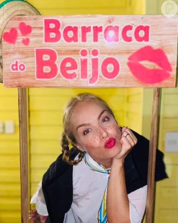 Angélica faz pose em 'Barraca do Beijo'