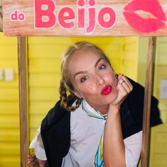 Angélica faz pose em 'Barraca do Beijo'