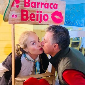 Angélica troca beijo com Luciano Huck em festa junina