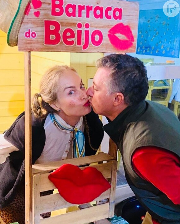 Angélica troca beijo com Luciano Huck em festa junina