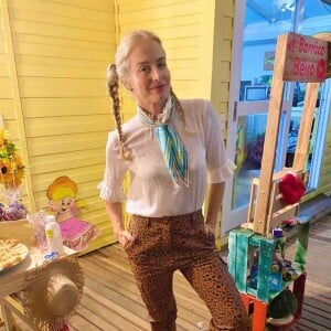 Angélica usa calça em animal print em festa junina