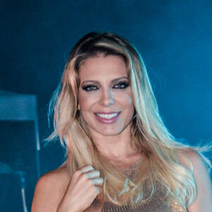 Sheila Mello ganhou colo do namorado, João Souza, o Feijão, em festa junina intimista