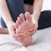 Nos pés, use cremes potentes para massagear a região e evitar o ressecamento